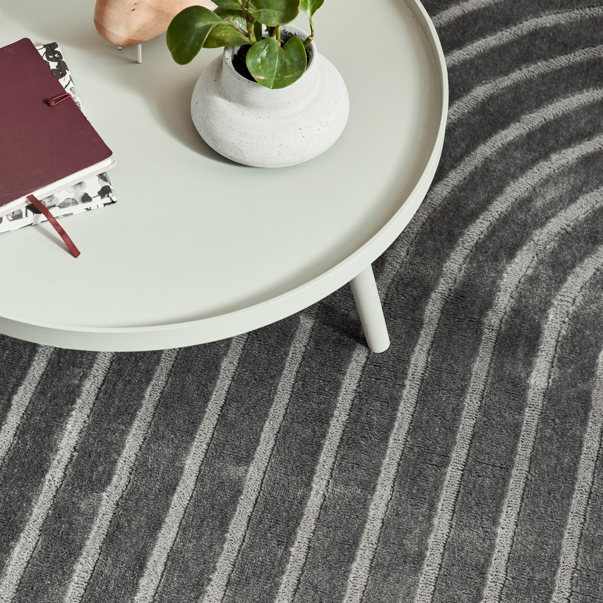 Tapis poils ras motif en relief gris : BLO1042GRI BLOOM